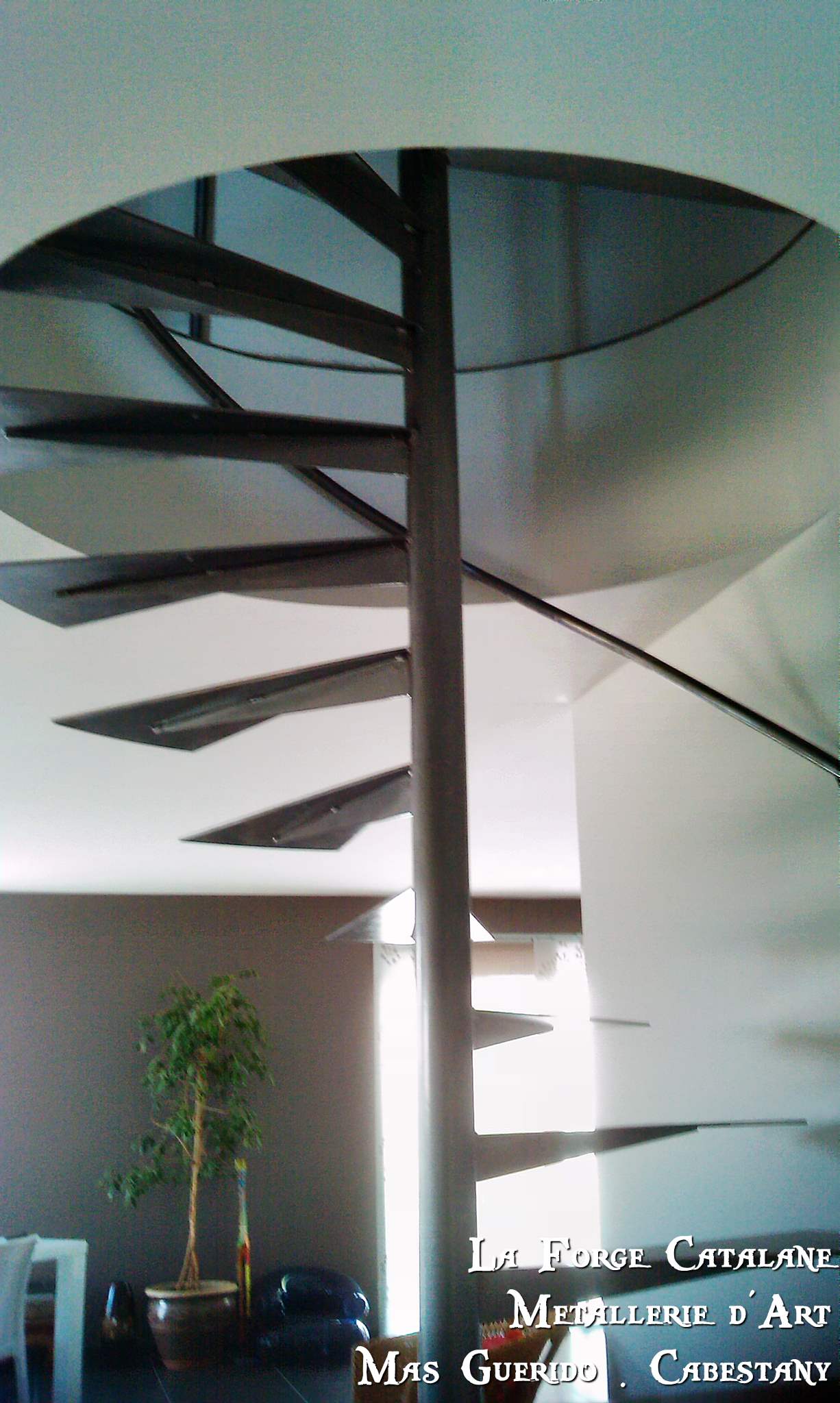 escalier helicoidal rond marches fer forge catalane.jpg